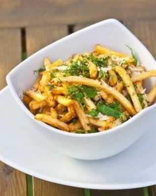 Жареный картофель с травами и сыром по-итальянски