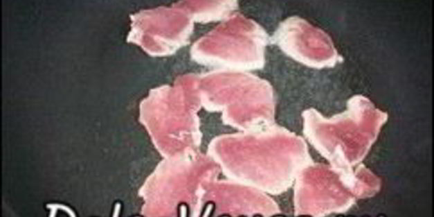 жареный картофель со свиной вырезкой