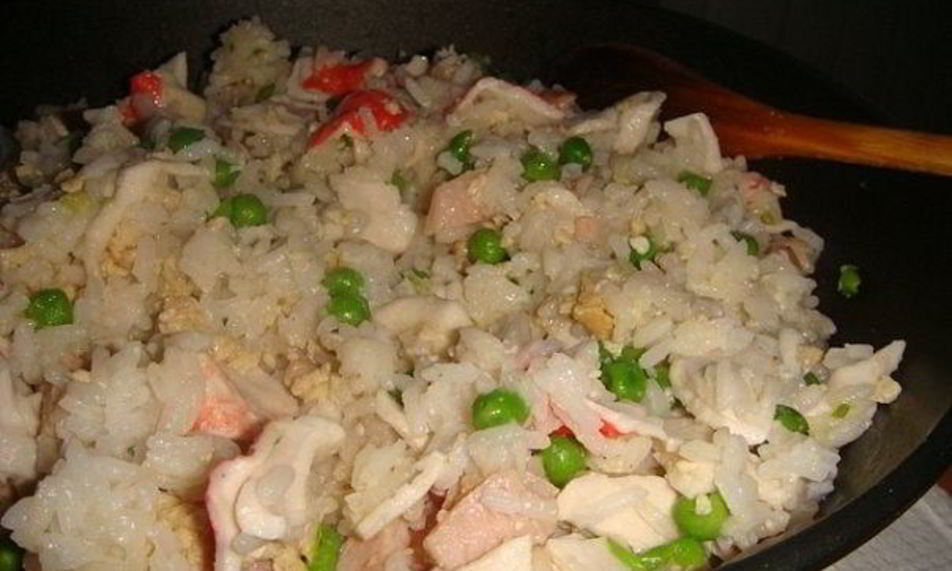 Рецепт жареный рис по-шанхайски с крабовым мясом