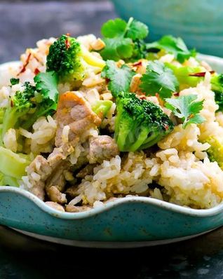 Жареный рис с овощами и соевым соусом в сковороде вок