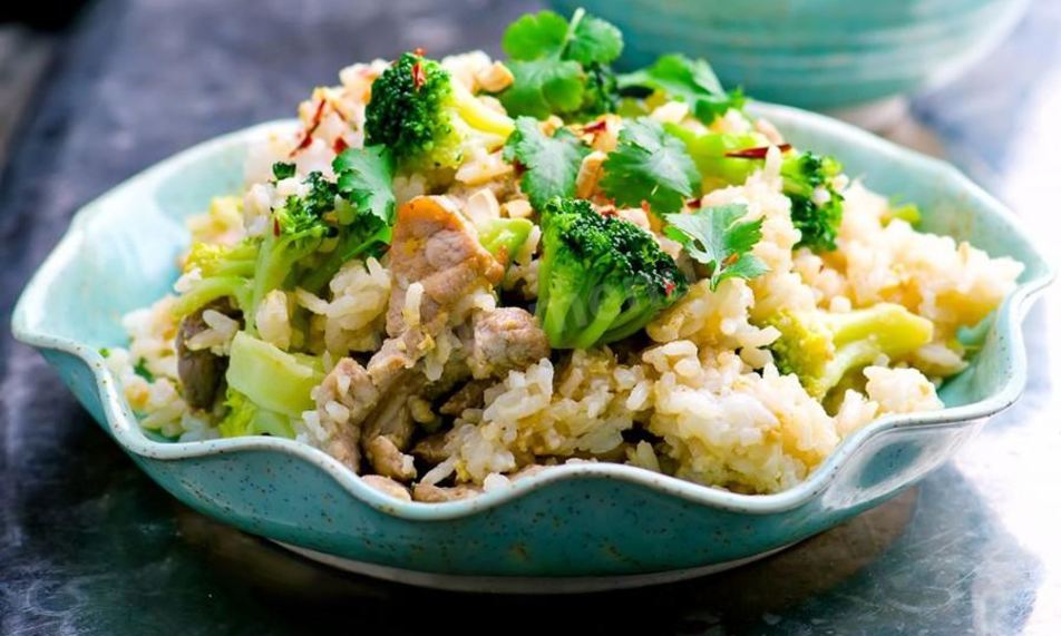 Рецепт жареный рис с овощами и соевым соусом в сковороде вок