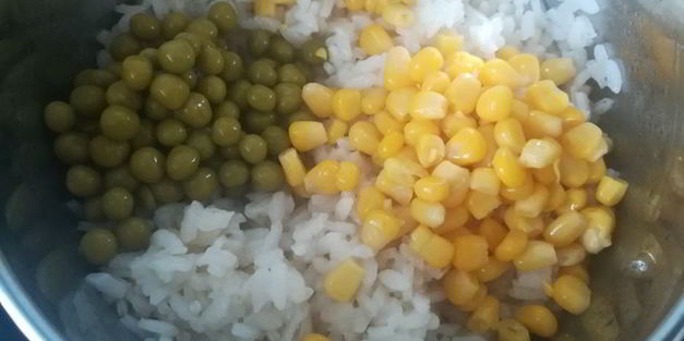 жареный рис с овощами