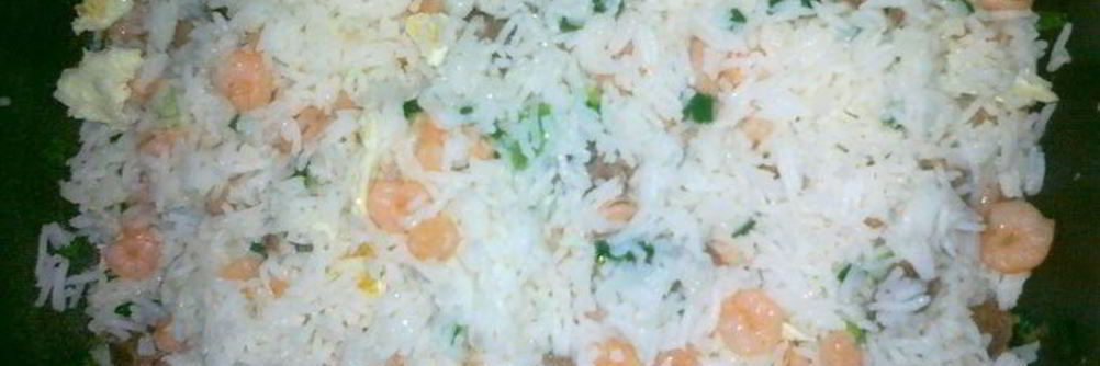 Жареный рис со свининой и креветками