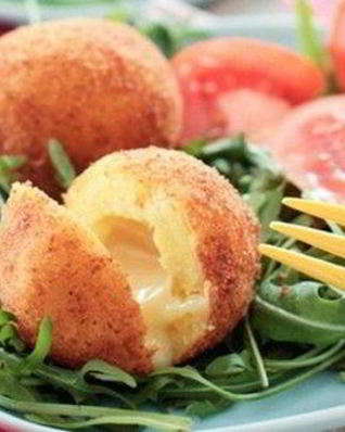 Золотистые крокеты из картофеля с сыром