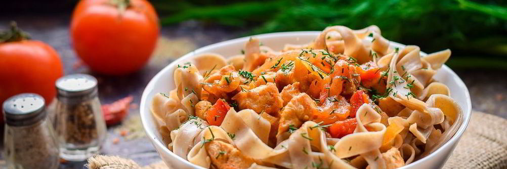 Гречневая лапша с курицей и овощами