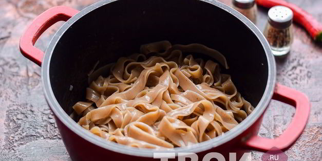 гречневая лапша с курицей и овощами