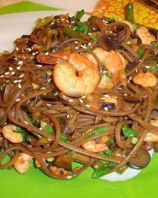 Гречневая лапша с овощами и креветками