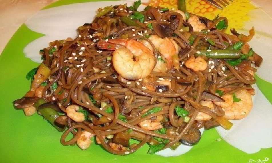 Рецепт гречневой лапши с овощами и креветками