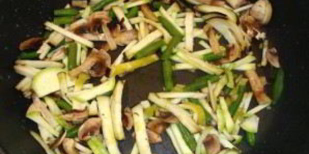 гречневая лапша с овощами и креветками