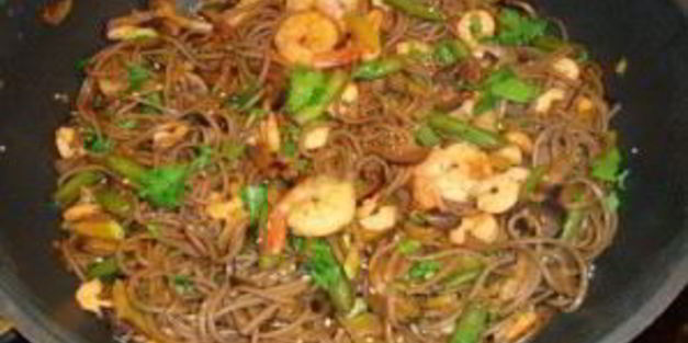 гречневая лапша с овощами и креветками