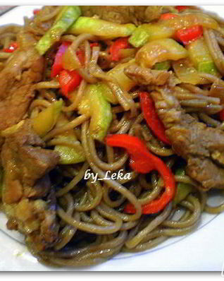 Гречневая лапша с овощами и мясом