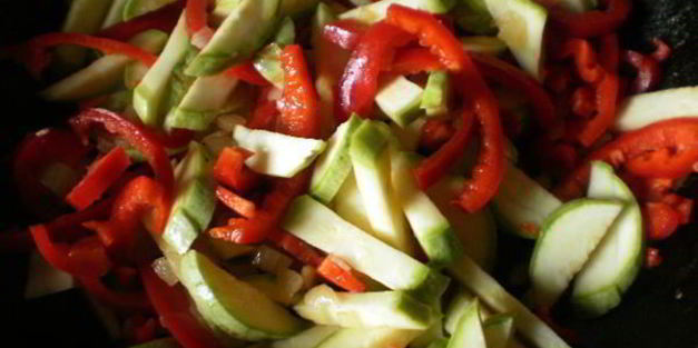 гречневая лапша с овощами и мясом