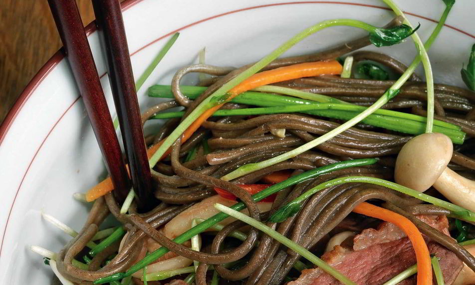 Рецепт гречневая лапша с овощами, уткой и древесными грибами