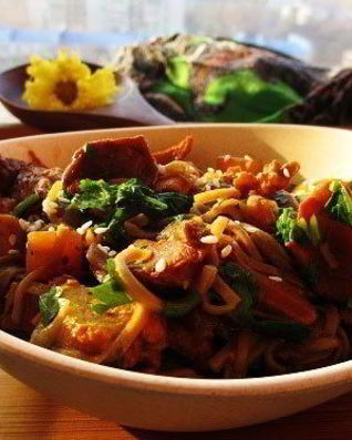 Гречневая лапша с тыквой, лисичками и курицей