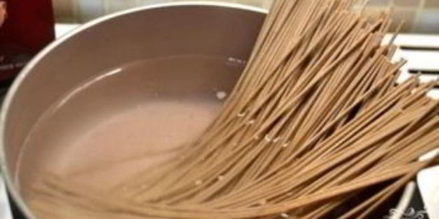 гречневая лапша со свининой и овощами