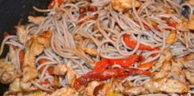 гречневая лапша со свининой и овощами