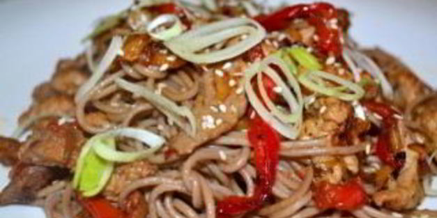 гречневая лапша со свининой и овощами