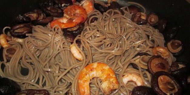 гречневая лапша соба с грибами и креветками