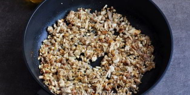 шампиньоны, фаршированные курицей и сыром