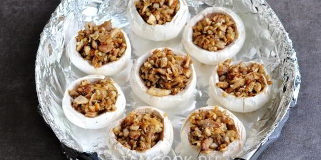 шампиньоны, фаршированные курицей и сыром