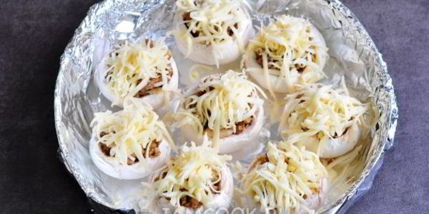 шампиньоны, фаршированные курицей и сыром