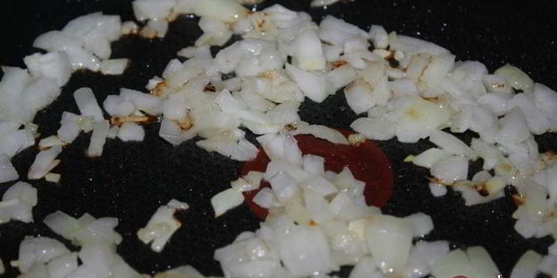 картофельное пюре с беконом, луком и вареным яйцом