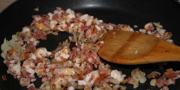 картофельное пюре с беконом, луком и вареным яйцом