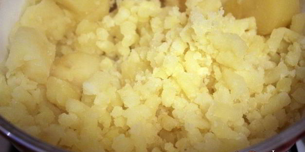 картофельное пюре с беконом, луком и вареным яйцом