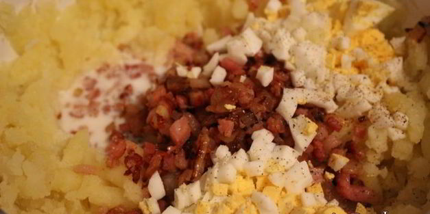 картофельное пюре с беконом, луком и вареным яйцом