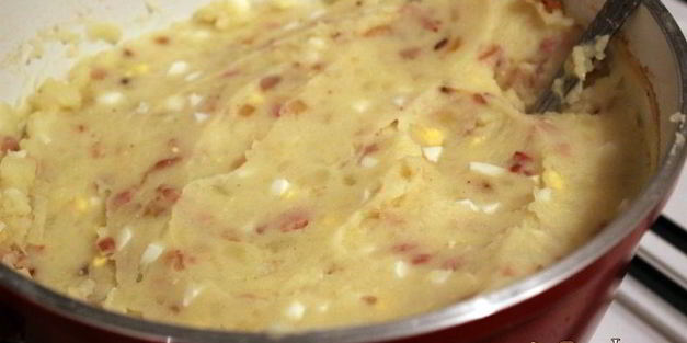 картофельное пюре с беконом, луком и вареным яйцом