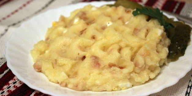 картофельное пюре с беконом, луком и вареным яйцом