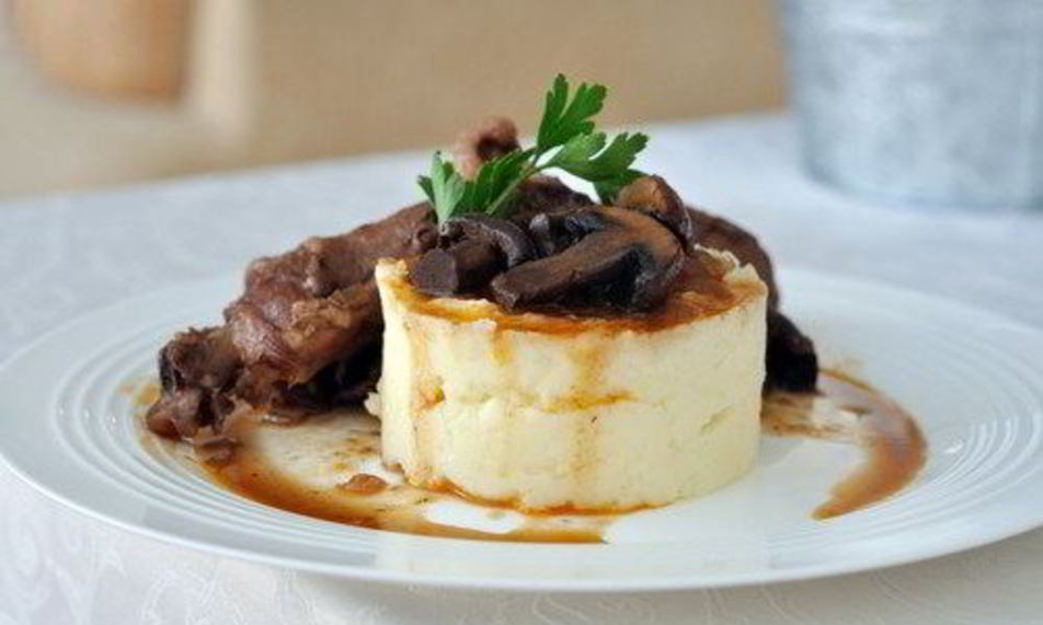 Рецепт картофельное пюре с голубым сыром и соусом из грибов с карамелизованным луком