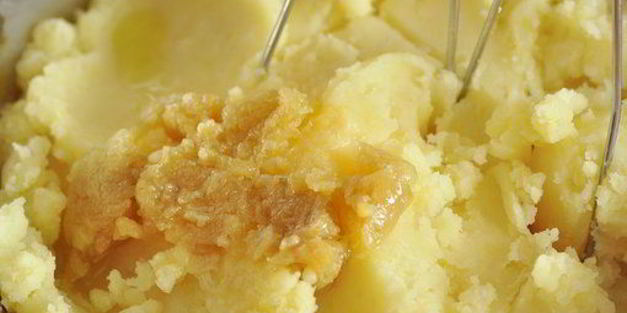 картофельное пюре с печеным чесноком и петрушкой