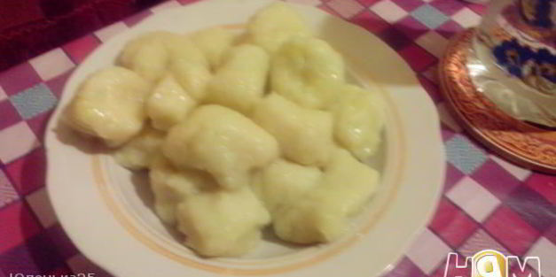 картофельные клецки в соусе с луком-пореем