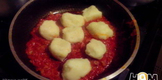 картофельные клецки в соусе с луком-пореем