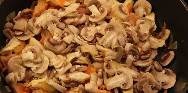 картофельные ньокки с куриным филе и грибами