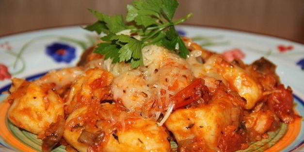 картофельные ньокки с куриным филе и грибами