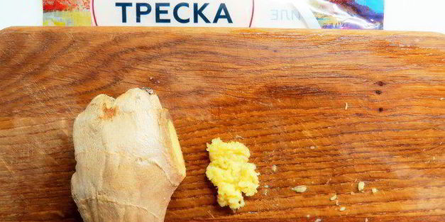 китайская рисовая лапша с имбирной рыбой