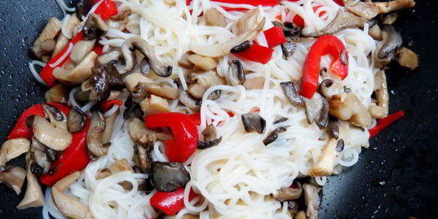 китайская рисовая лапша с имбирной рыбой