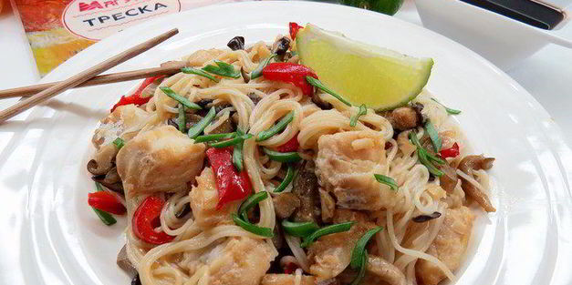 китайская рисовая лапша с имбирной рыбой