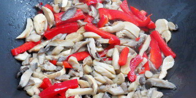 китайская рисовая лапша с имбирной рыбой