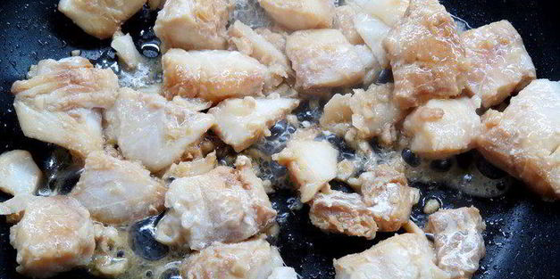 китайская рисовая лапша с имбирной рыбой