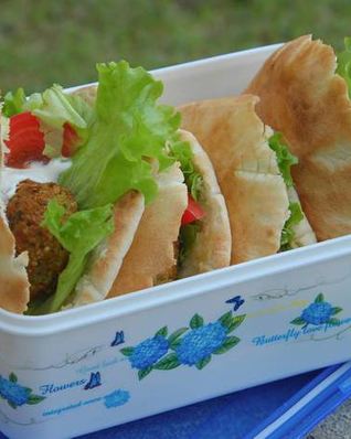 Фалафель в пите с салатом и помидором