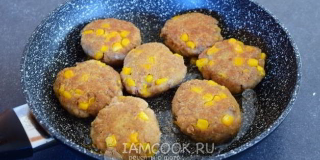 котлеты из консервированного тунца и кукурузы