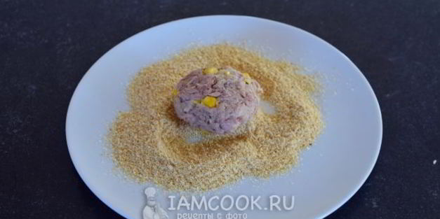 котлеты из консервированного тунца и кукурузы