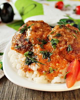 Котлеты с подливкой на сковороде