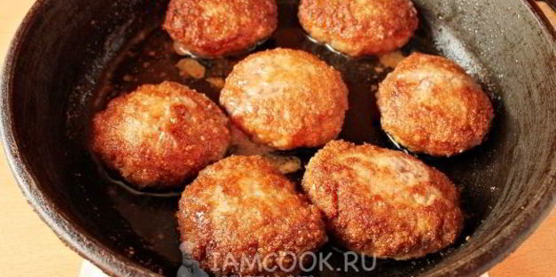 котлеты с подливкой на сковороде