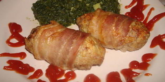 котлеты с розмарином в беконе