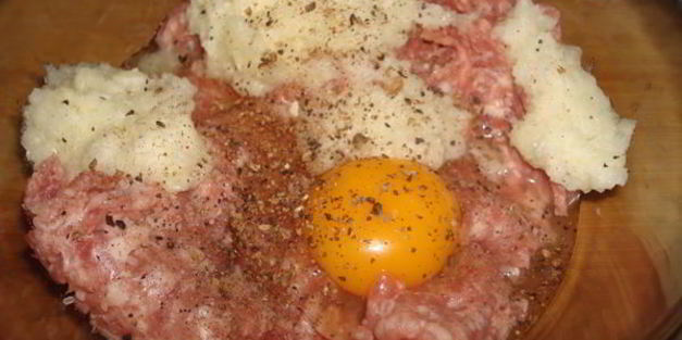 котлеты с розмарином в беконе