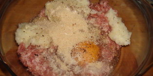 котлеты с розмарином в беконе